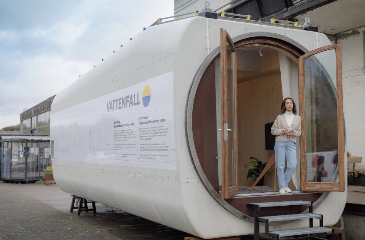 Tiny house sostenible construida a partir de una turbina eólica reciclada